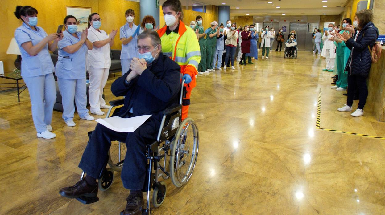 Uno de los primeros contagiados de Galicia recibe el alta ayer en el hospital Vithas Fátima de Vigo