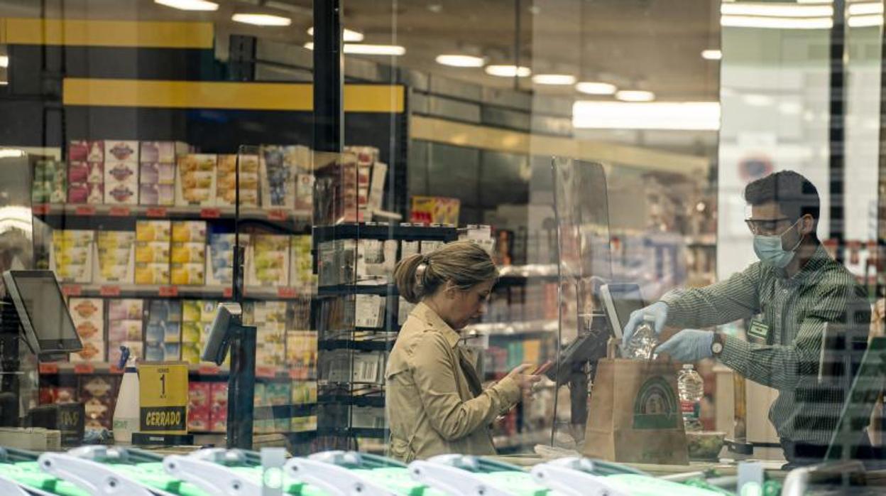 Una consumidora hace la compra en un supermercado valenciano