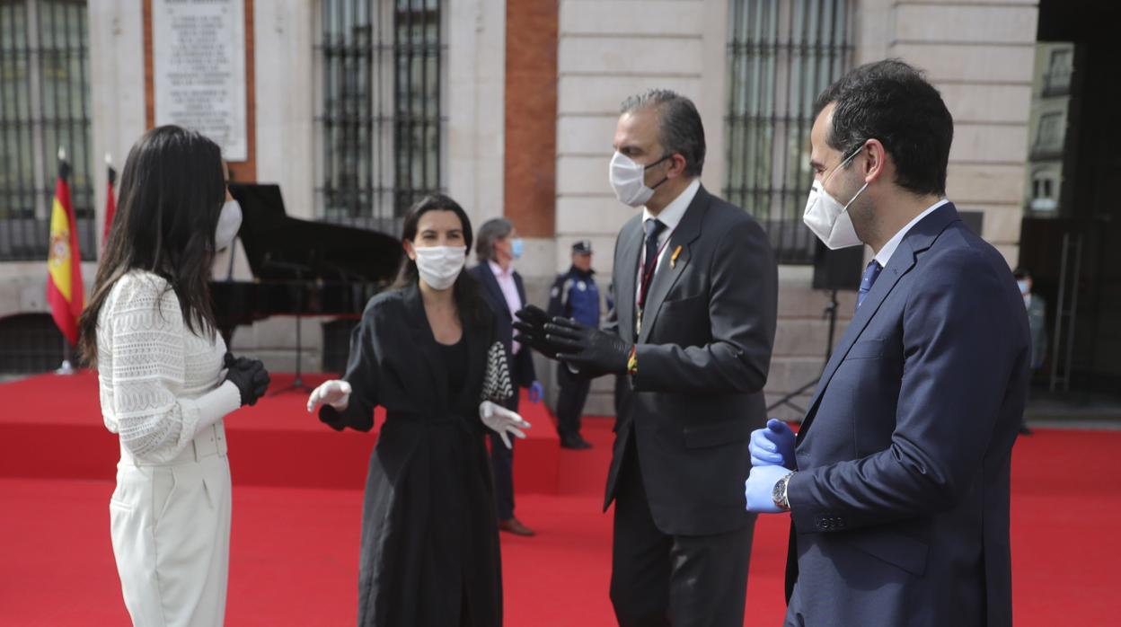 Ignacio Aguado y Begoña Villacís, junto a Rocío Monasterio y Javier Ortega Smith en el acto del Dos de Mayo