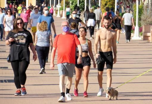 Paseantes por la zona del Puerto de Alicante, este domingo