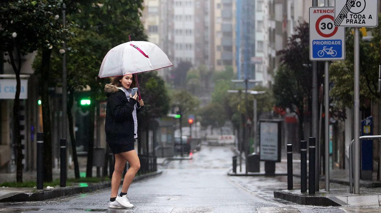 Una chica camina por Santiago este sábado