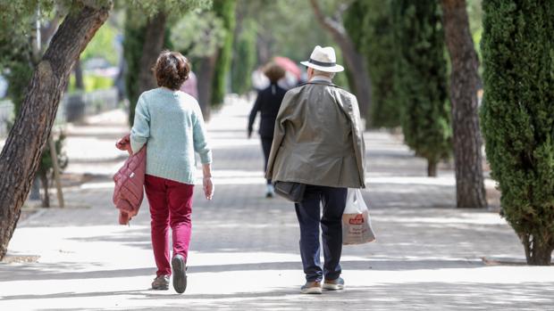 Muere un hombre mientras paseaba por Madrid y un ciclista se encuentra grave por un infarto