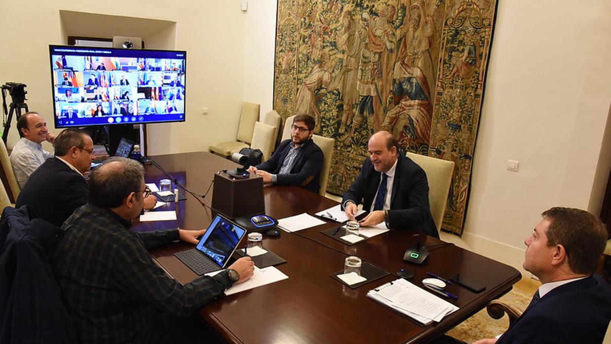 Miembros del Gobierno regional siguen la videoconferencia con el presidente del Gobierno