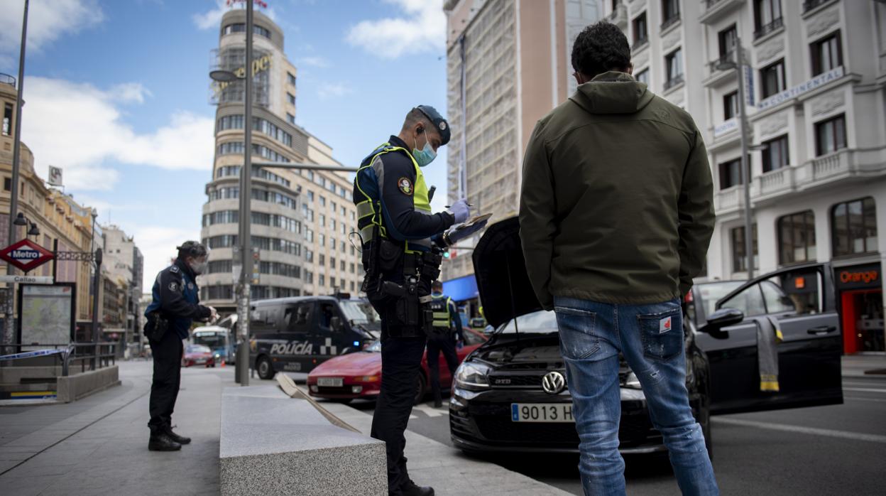 La Policía Municipal multa a un joven en la Gran Vía