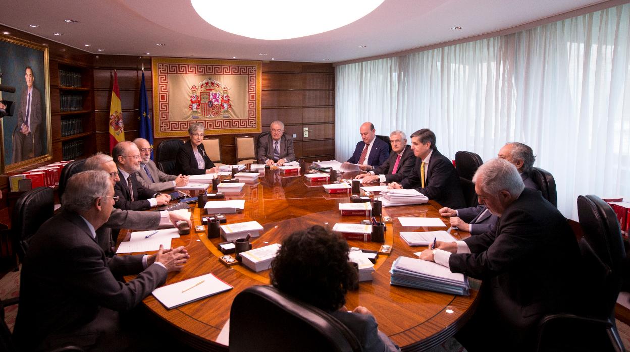 Pleno del Tribunal Constitucional, con su presidente, Juan José González Rivas, al fondo