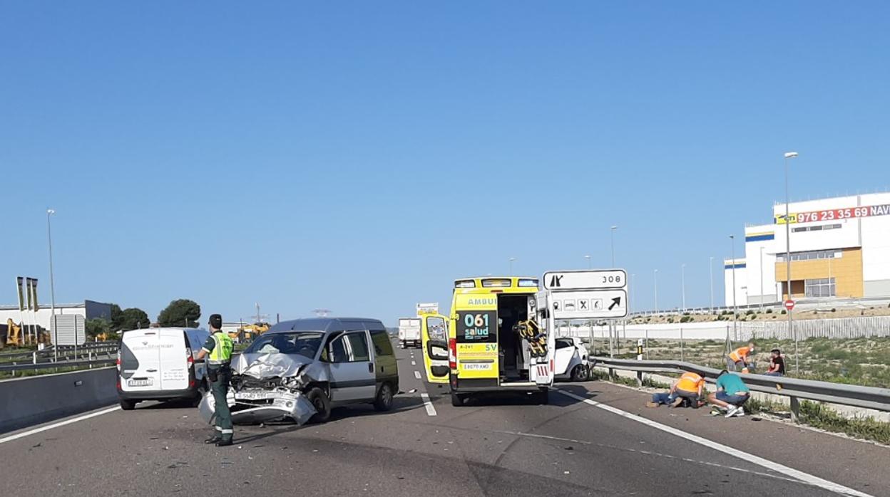 Sanitarios atendiendo a los heridos en el lugar del accidente (a la derecha de la imagen)