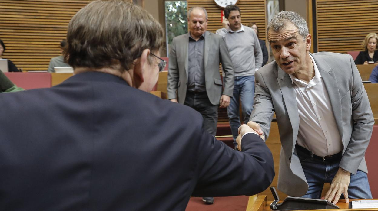 Toni Cantó y Ximo Puig se saludan en las Cortes Valencianas en una imagen de archivo