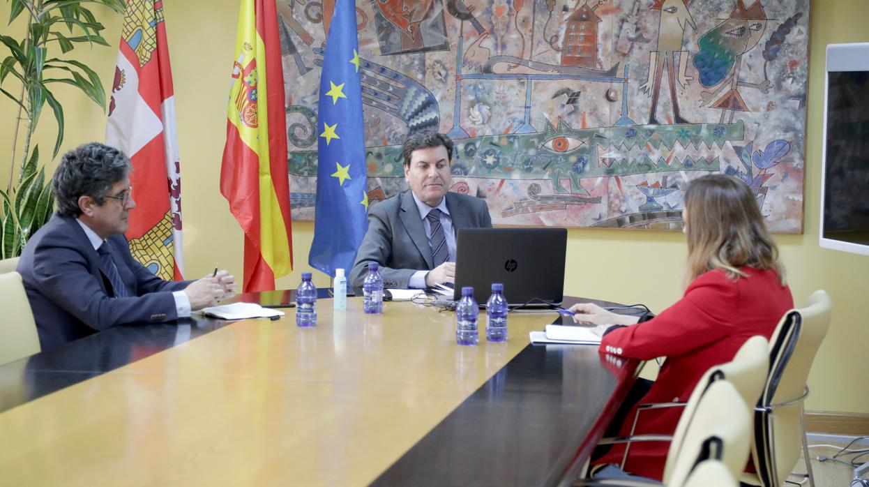 El consejero Carlos Fernández Carriedo, durante una conferencia con la ministra de Hacienda, en una imagen de archivo