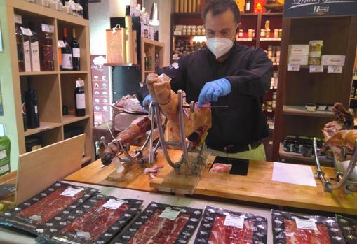 José María, en plena faena en su local «La Encina de Ortega», ubicado en la calle de La Plata