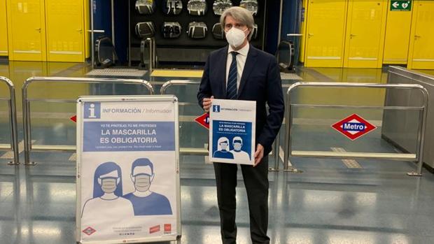 Metro coloca carteles en todas las estaciones para recordar el uso obligatorio de las mascarillas