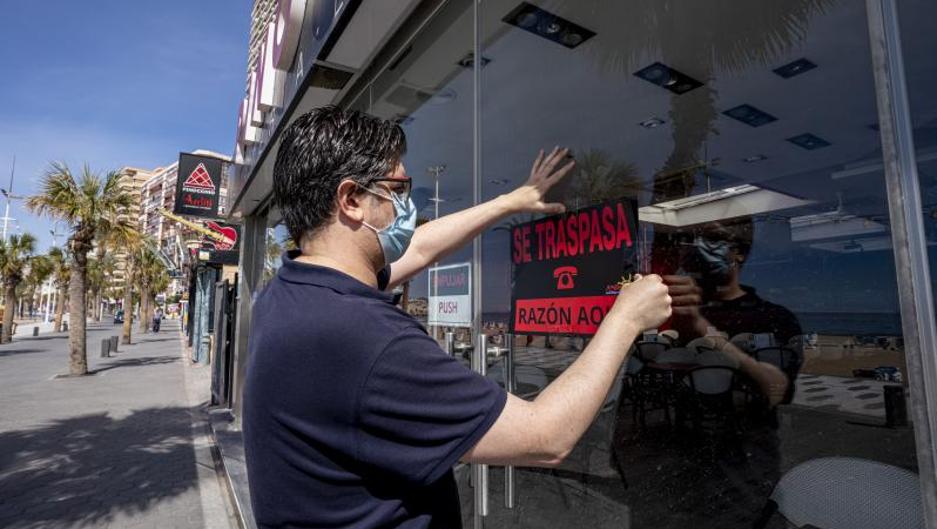 La «rebelión» de 150 restaurantes de Benidorm que cuelgan el cartel de «Se traspasa»