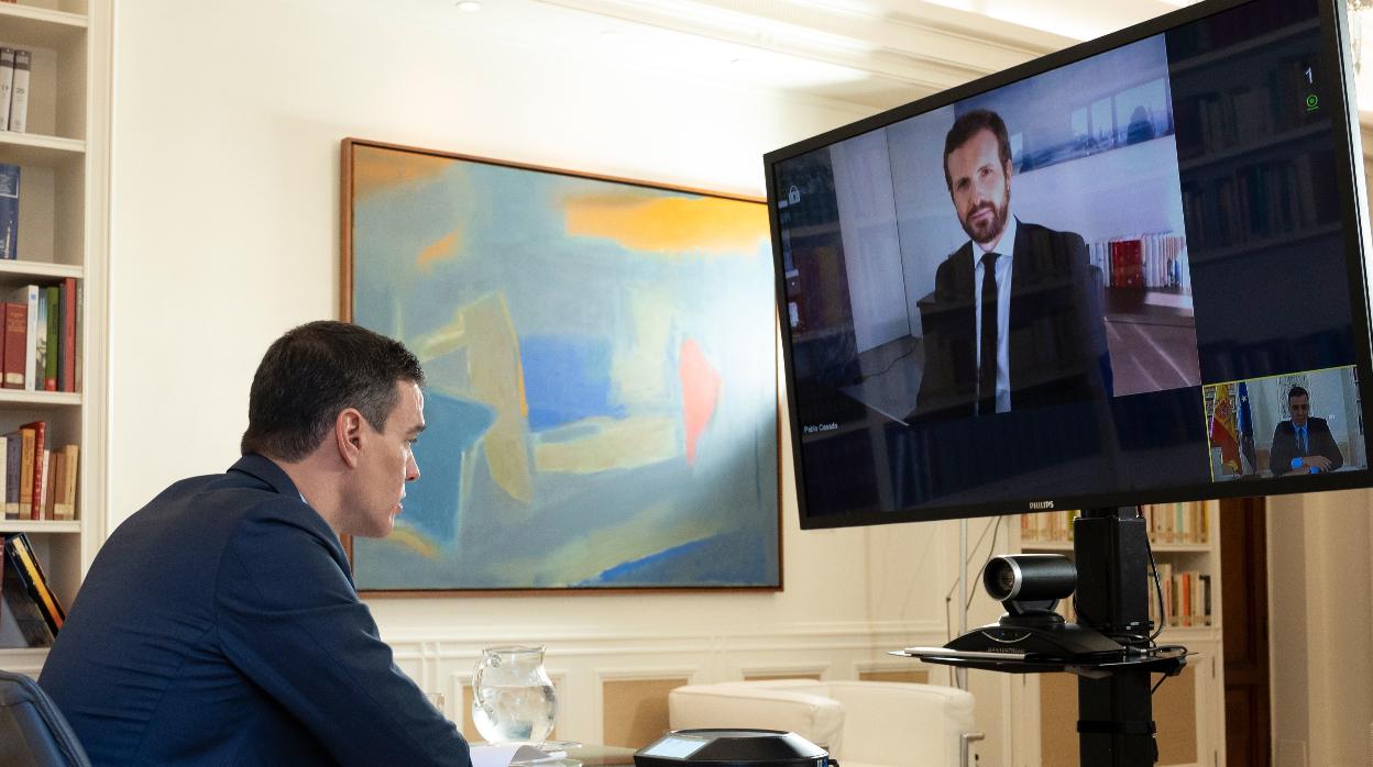 El presidente del Gobierno, Pedro Sánchez, durante una videollamada con el líder del Partido Popular, Pablo Casado, el pasado 20 de abril