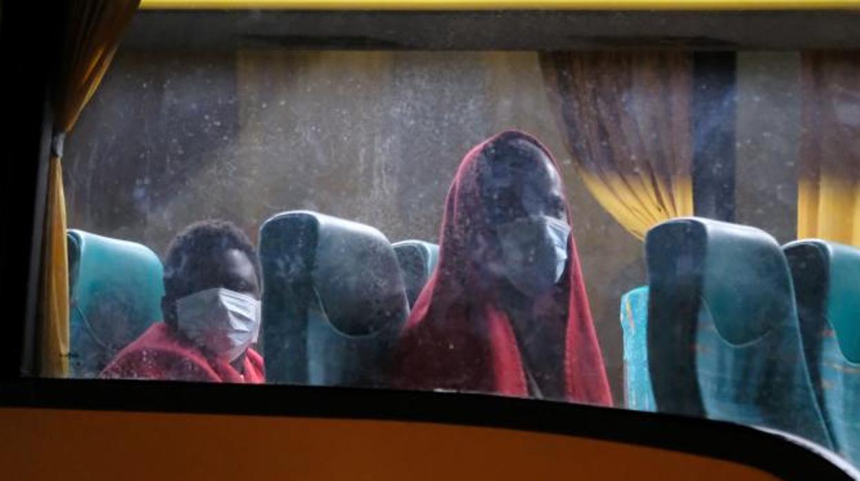 Inmigrantes rescatados el domingo en una embarcación rumbo a Fuerteventura