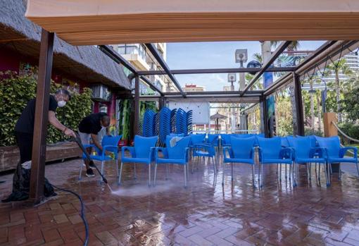 Personal de un restaurante de Benidorm realizando tareas de limpieza el pasado fin de semana