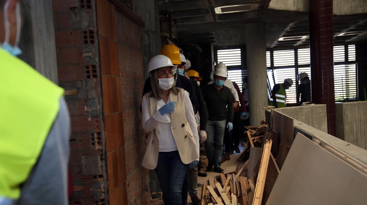 Milagros Tolón, durante su visita a las obras de remodelación de la biblioteca del Polígono