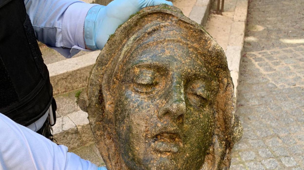 Un agente de los Mossos exhibe el busto rescatado del fondo del mar