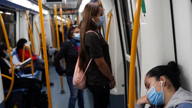 Madrid asume que en Metro y Cercanías se romperá la distancia social; «para eso se llevan mascarillas»