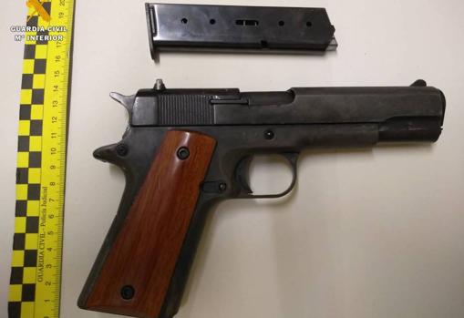 Pistola detonadora supuestamente utilizada en el robo concertado del salón de apuestas de Tarazona