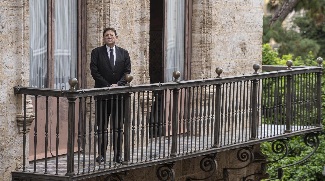 Ximo Puig, en el balcón del Palau de la Generalitat durante un minuto de silencio