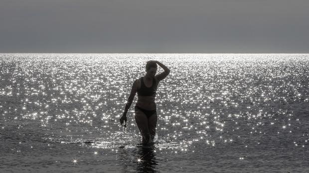 La Generalitat pide autonomía para abrir las playas al baño y ampliar el horario de paseos de los niños