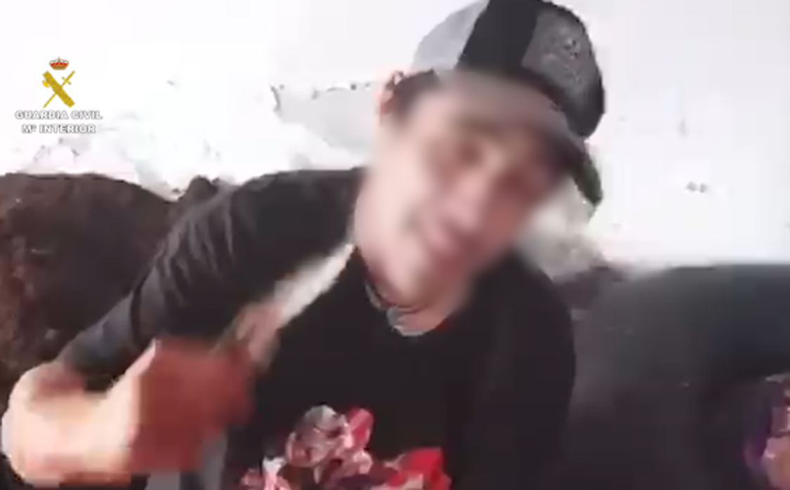 Uno de los jóvenes que sale en el vídeo mientras roban y desollan un cordero en Guadalajara