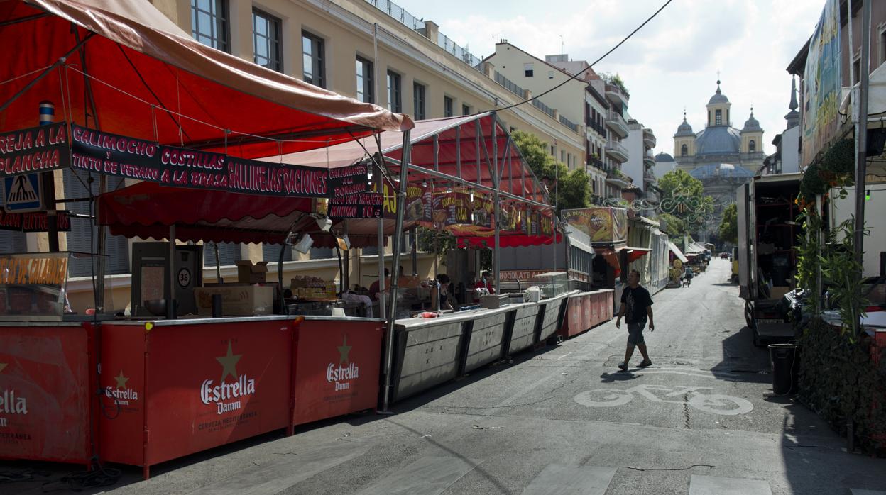 Instalación de barras exteriores en las fiestas de La Paloma en Madrid, en una imagen de archivo