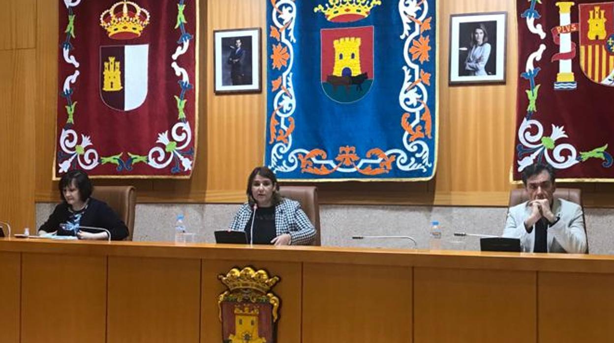 Tita García Élez, durante el pleno extraordinario celebrado en Talavera