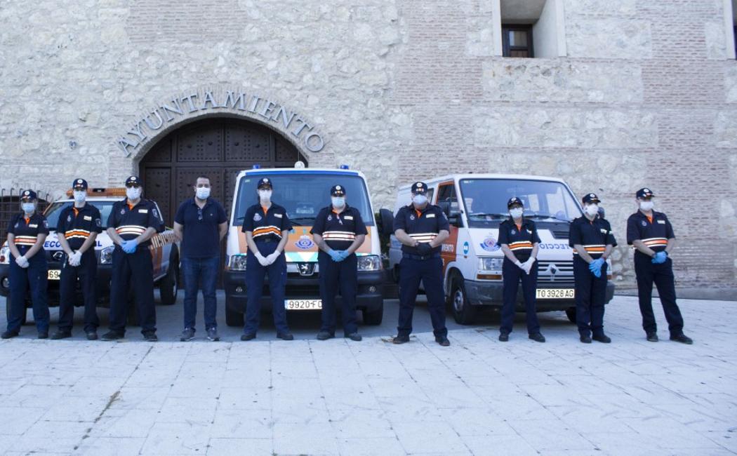 Voluntarios de Protección Civil posan con el alcalde ante el Palacio de Pedro I, sede del Ayuntamiento
