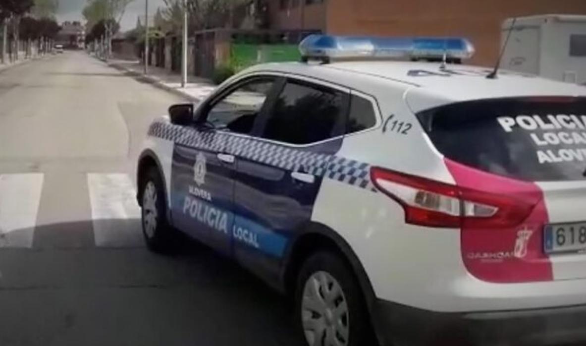 Coche de la Policía Local de Alovera durante una ronda por la localidad de Guadalajara