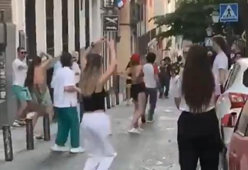 Un grupo de jóvenes monta una fiesta improvisada en la calle del Barco