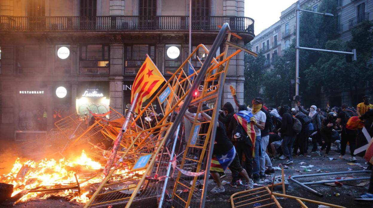 Barricada en el centro de Barcelona organizada por independentistas, en octubre de 2019, en respuesta a la sentencia del Tribunal Supremo por el «procés»