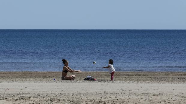 La Generalitat reclama abrir todas las playas al baño y ampliar el horario de los paseos de los niños