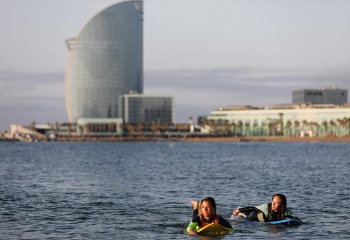 Algunas personas han aprovechado para hacer surf