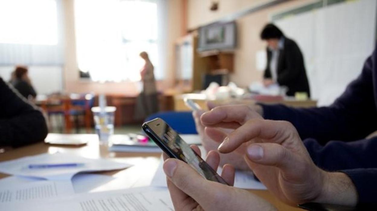 Las peronas que no dispongan de medios electrónicos podrán hacerlo llamando al teléfono del centro educativoo