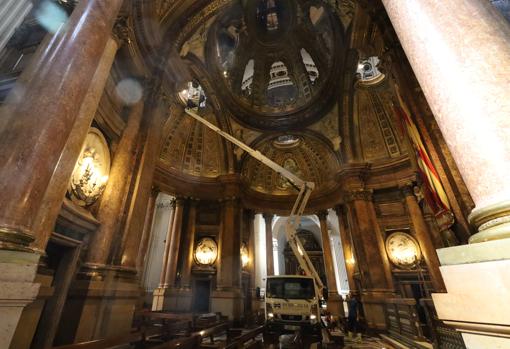 Grúa móvil con la que el personal de mantenimiento ha accedido a la cúpula del templo zaragozano