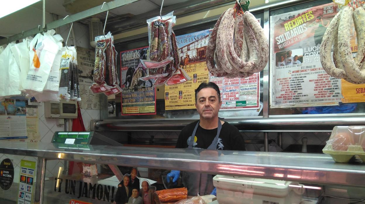 Manolo regenta su carnicería desde hace 42 años en el mercado municipal de Toledo