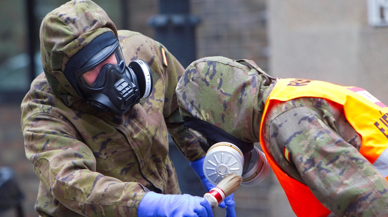 Imagen de dos miembros del Ejército durante la desinfección de una residencia de ancianos