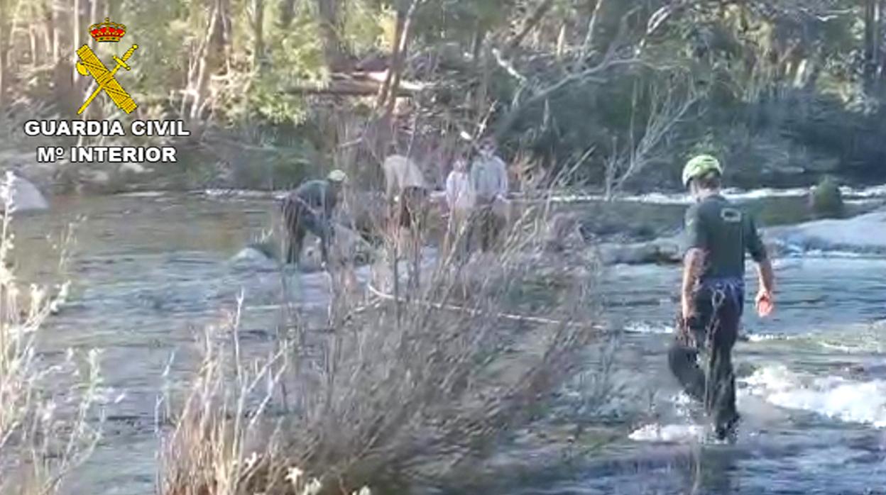 Rescatan a dos menores y un hombre que quedaron atrapados en mitad del río Tormes en Barco de Ávila