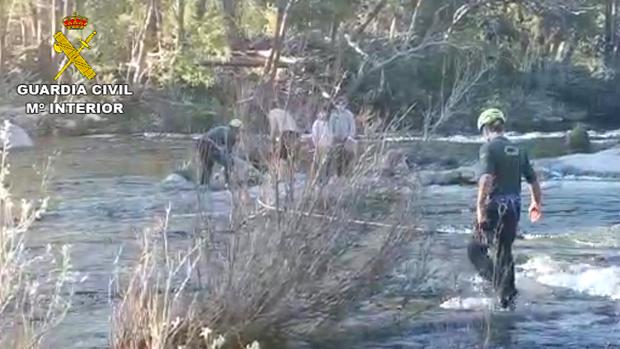 Rescatan a dos menores y un hombre que quedaron atrapados en mitad del río Tormes en Barco de Ávila