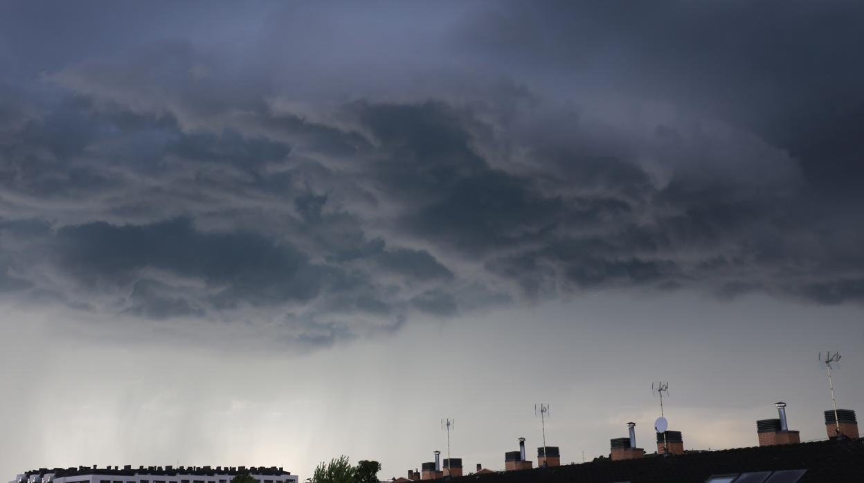 Tormenta sobre Arroyo de la Encomienda, en Valladolid