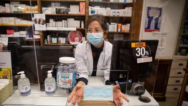 Alarma entre los farmacéuticos de Barcelona tras saber que sus mascarillas podrían no ser seguras