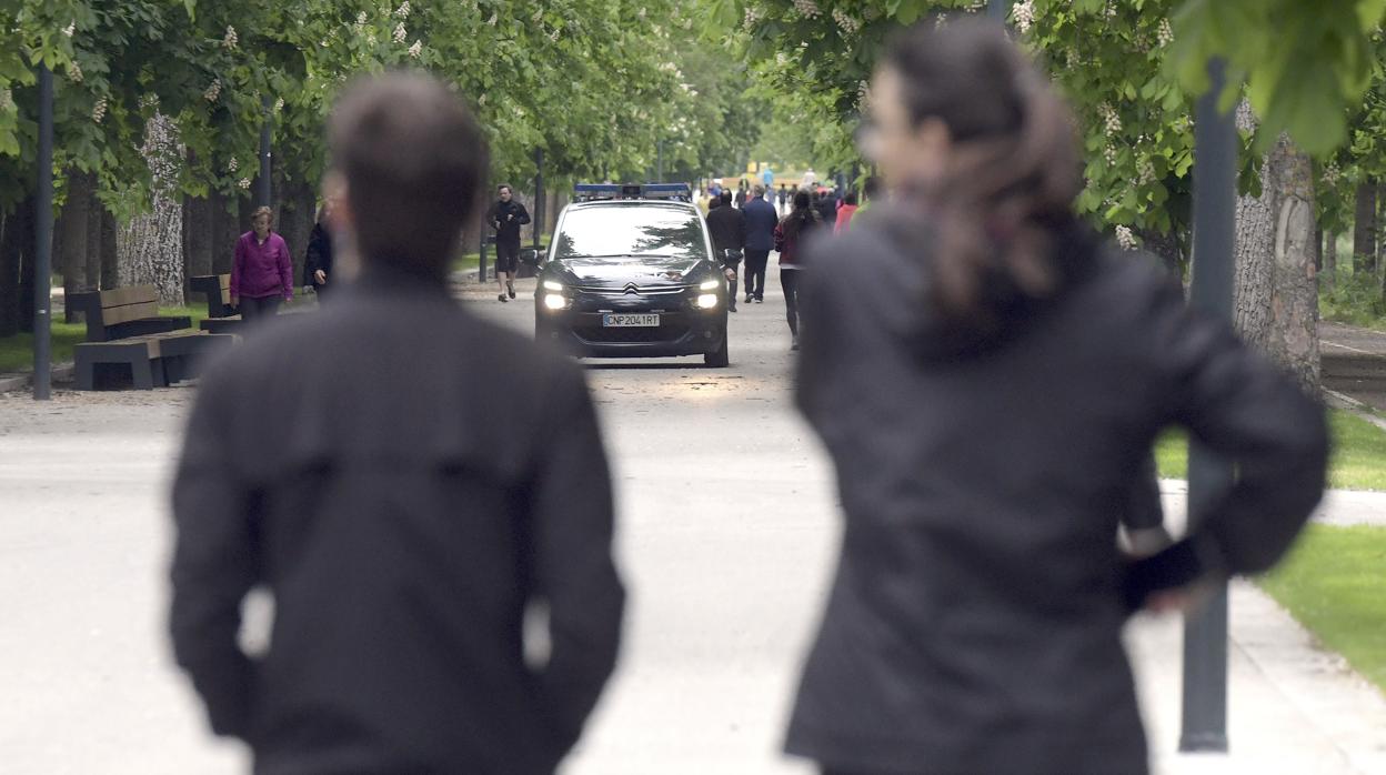 El pasado 2 de mayo fue el primer día que se pudo salir a pasear. Arriba, dos jóvenes en la ciudad de Burgos