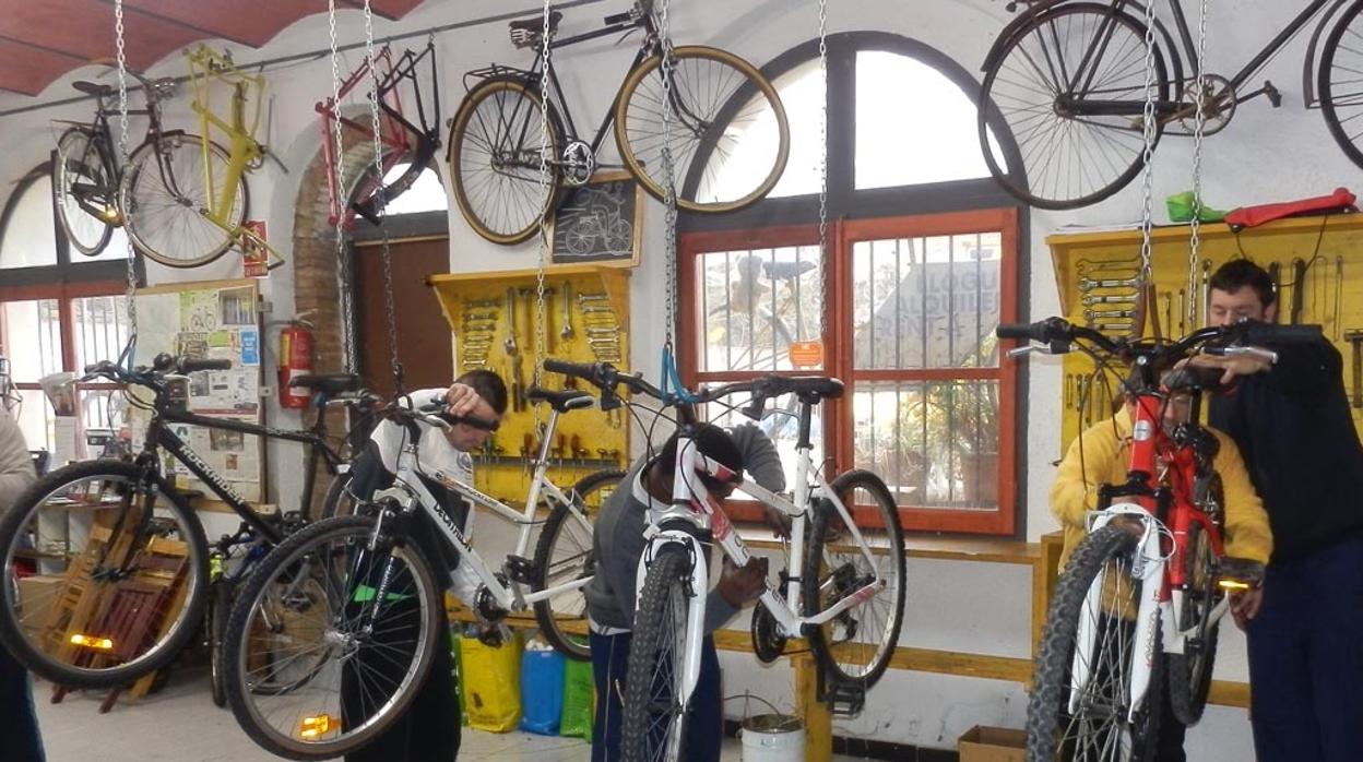 Taller de reciclaje de bicis de Biciclot