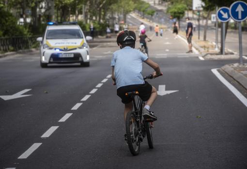 Un niño avanza con su bicicleta en la avenida de Asturias