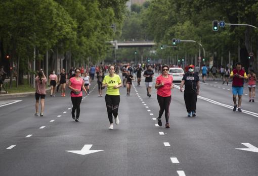 Cientos de personas hacen ejercicio en el paseo de la Castellana