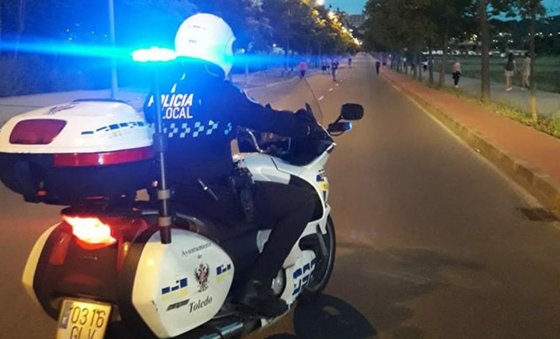 Un agente en moto por la Avenida Mas del Ribero