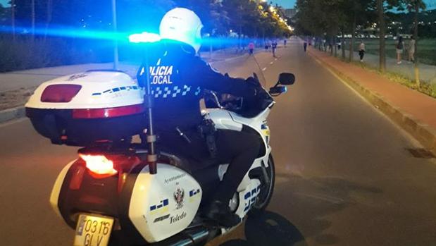 La Policía Local intensifica sus inspecciones en moto para evitar concentraciones de gente
