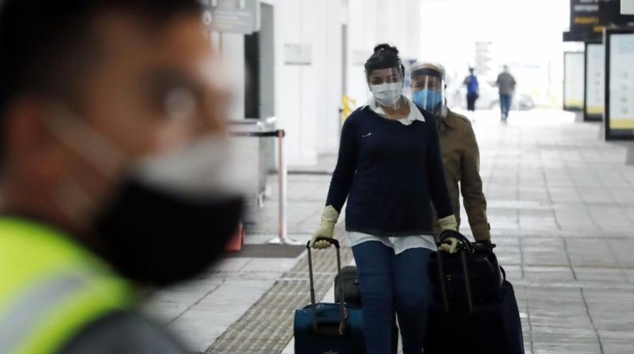 Ciudadanos españoles llegan al aeropuerto El Dorado (Bogotá, Colombia) para tomar un vuelo humanitario de regreso a nuestro país