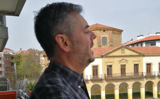 Un tenor solidario en los balcones de Vizcaya