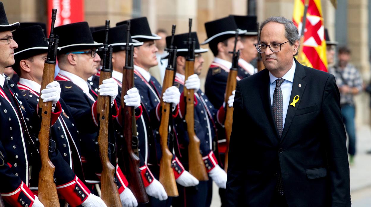 El presidente de la Generalitat Quim Torra, pasa revista a los mossos d'Esquadra a su llegada al Parlament